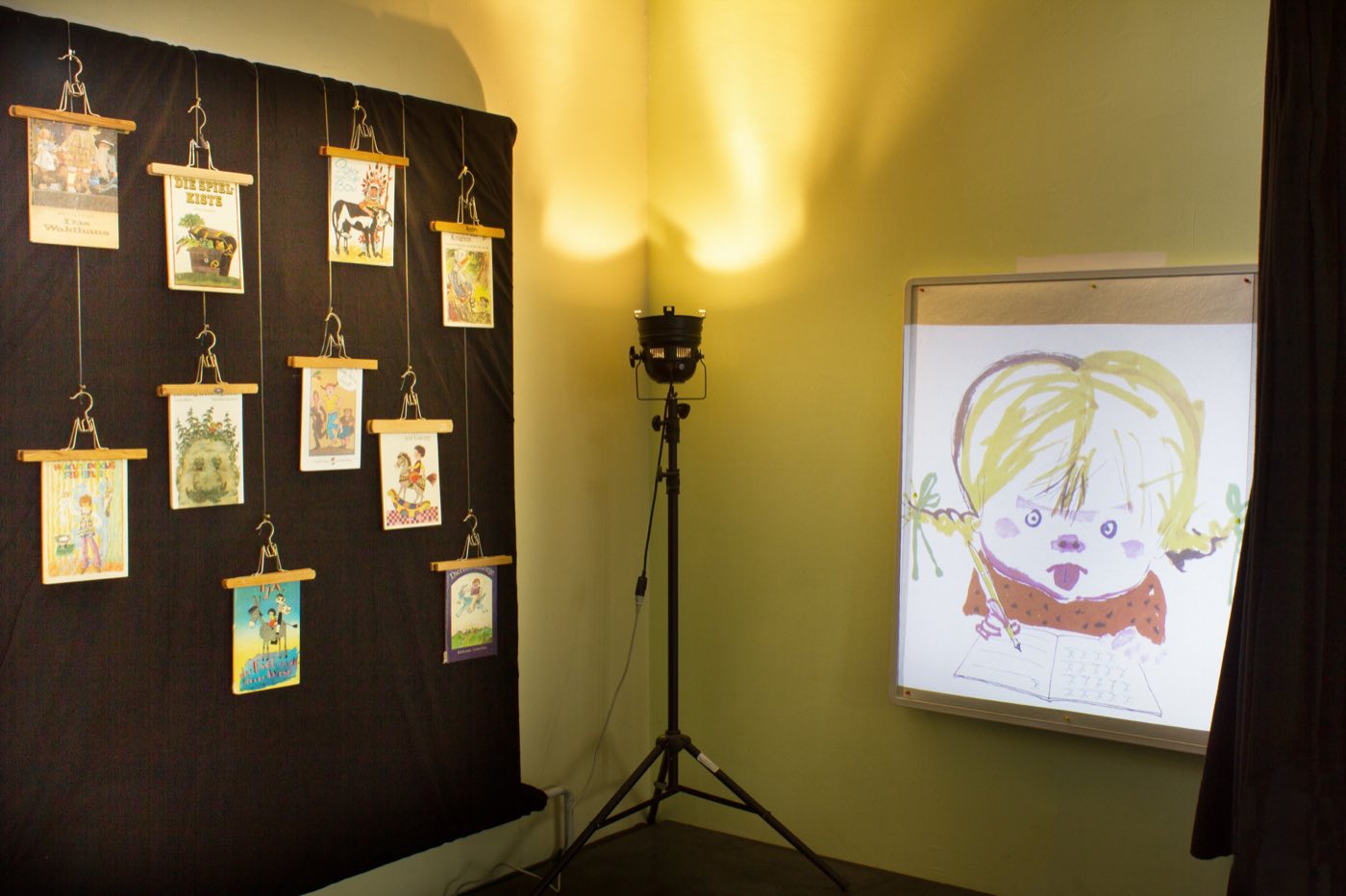 Ausstellungsansicht mit Projektion einer Kinderbuchillustration